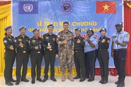 越南赴南苏丹维和工作组三名军官获授联合国“和平勋章”