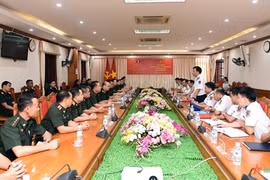 老挝人民军干部共青团工作业务培训班结业典礼在河内举行