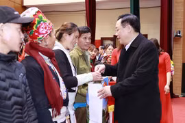 国会主席王廷惠莅临老街省巴刹县开展春节前走访慰问活动