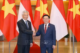 越南国会主席王廷惠会见新加坡总理李显龙