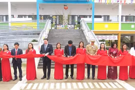 美国在越南广平省援建学校和卫生院