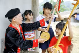 热爱民族音乐的岱依族年轻人