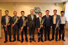 越南驻俄罗斯大使邓明魁向7名党员授予30年和40年党龄徽章