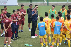 越南男足主教练特鲁西埃希望给予更多球员机会