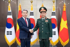 越南国防部长潘文江与韩国国防部长李钟燮举行会谈