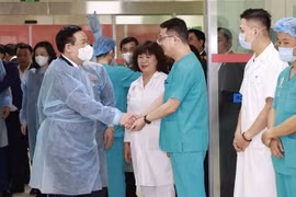 越南国会主席王廷惠视察108号中央军医院