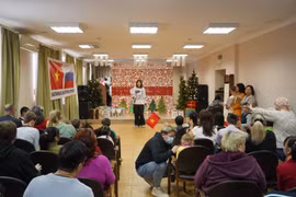 旅居莫斯科越南人向莫斯科残疾儿童发放新年慰问品