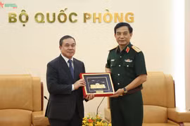 潘文江大将会见老挝驻越南大使