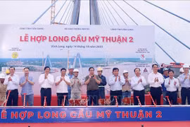 越南政府总理范明政出席美顺二号大桥合龙仪式