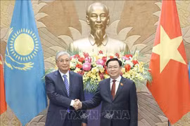 越南国会主席王廷惠会见哈萨克斯坦总统托卡耶夫