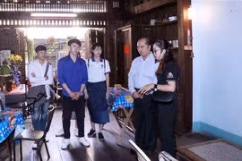 老挝和柬埔寨留学生参观越南红地址 了解越南革命历史