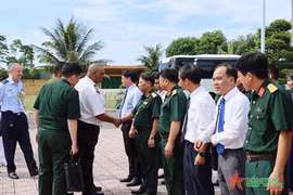 各国驻越国防武官代表团访问承天顺化省军事指挥部