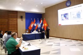 越南大学生参加为湄公河寻求现代监测技术竞赛
