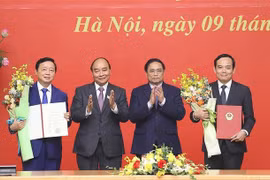 越南国家主席阮春福向两位新任副总理颁发任命书