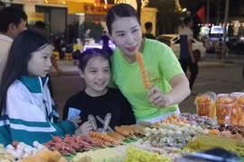 越南河静省河静市首条美食街开街有利于拉动旅游需求