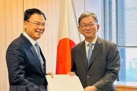越南新任驻日大使范光校向日本外务省副大臣森武雄递交国书副本
