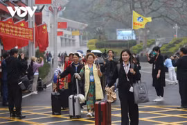 100多名中国游客通过友谊关国际口岸入境越南
