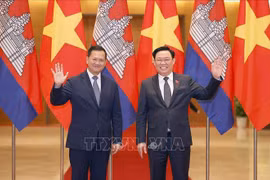 越南国会主席王廷惠会见柬埔寨首相洪玛奈