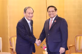 越南政府总理范明政会见日本前首相菅义伟和新加坡总理李显龙