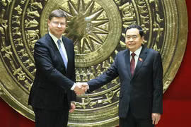 越南国会常务副主席陈青敏会见欧盟委员会执行副主席瓦尔迪斯
