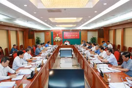 越共中央检查委员会审议对部分党组织和党员给予党纪处分
