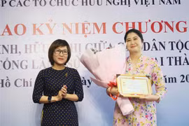 越南向马来西亚驻胡志明市总领事授予“致力于各民族和平与友谊”纪念章