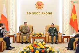 国防部副部长黄春战会见波兰驻越南武官雅罗斯瓦夫邦达尔斯基
