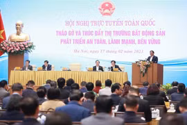越南政府总理范明政主持召开全国房地产市场困难化解线上会议