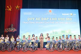 2023年儿童行动月：国家副主席武氏映春向海阳省贫困优秀学生赠送奖学金和礼物