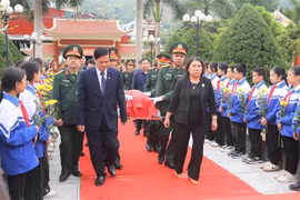 山罗省为在老牺牲的越南志愿军烈士举行追悼会和安葬仪式
