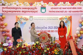 阮攸老越双语学校隆重举行新学年开学典礼