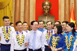 越南国家主席会见学习胡伯伯榜样的模范工会会员