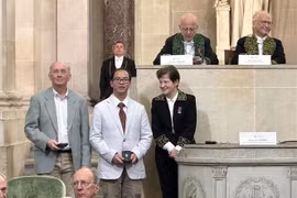两名越南科研人员荣获法国科学院奖章