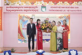 阮攸越老双语学校举行教师见面会 庆祝越南教师节
