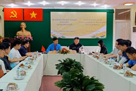 胡志明市工会与韩国釜山市工会举行经验交流活动