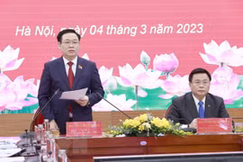越南国会主席王庭惠主持向《土地法修正案（草案）》提出意见座谈会
