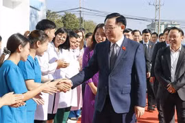 越南国会主席王廷惠造访老挝La Vie国际医院