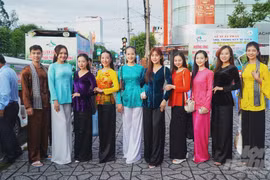 5000名女性参加芹苴三妑袄服装秀