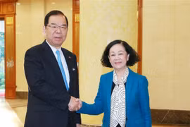 越共中央书记处书记张氏梅与日本共产党代表团举行会谈