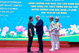俄罗斯副总理德米特里·切尔尼申科向胡志明陵管理委员会代理主席颁发友谊勋章