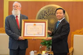 越南向澳大利亚志愿专家迈克·帕森斯授予友谊徽章