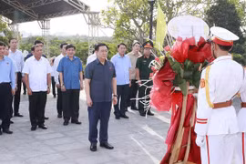 越南国会主席王廷惠进香缅怀顺化市革命先烈