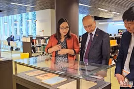越南语字母出版物展亮相法国