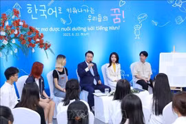 韩国总统尹锡悦造访河内国家大学 同大学生交谈