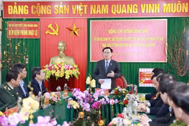 越南国会主席王廷惠走访慰问广平省日丽边防单位