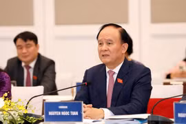 河内与老挝国会代表团进行经验交流
