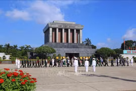 5月1日胡志明主席陵仍然开放 迎接民众和国际游客入陵瞻仰胡志明主席遗容