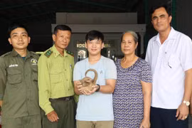 平福省一名学生将一只珍稀穿山甲交给森林保护部门