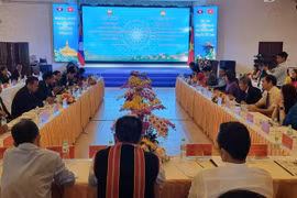 昆嵩省与老挝阿速坡和塞公两省分享阵线工作经验