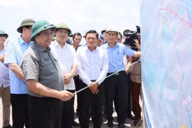 越南政府总理范明政视察宁平省重点交通项目